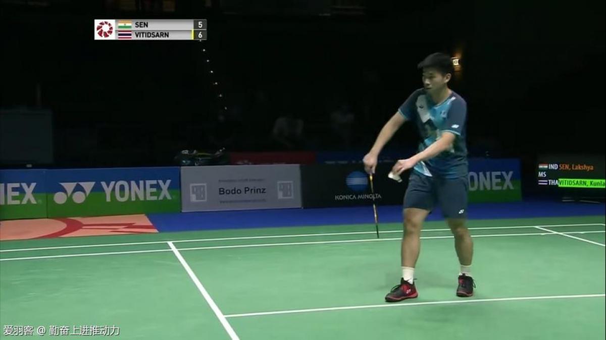 在替补席上 在替补席上